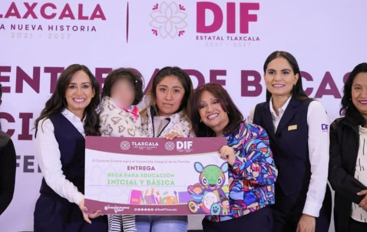Encabeza Lorena Cuéllar quinta entrega de becas para la primera infancia en Tlaxcala